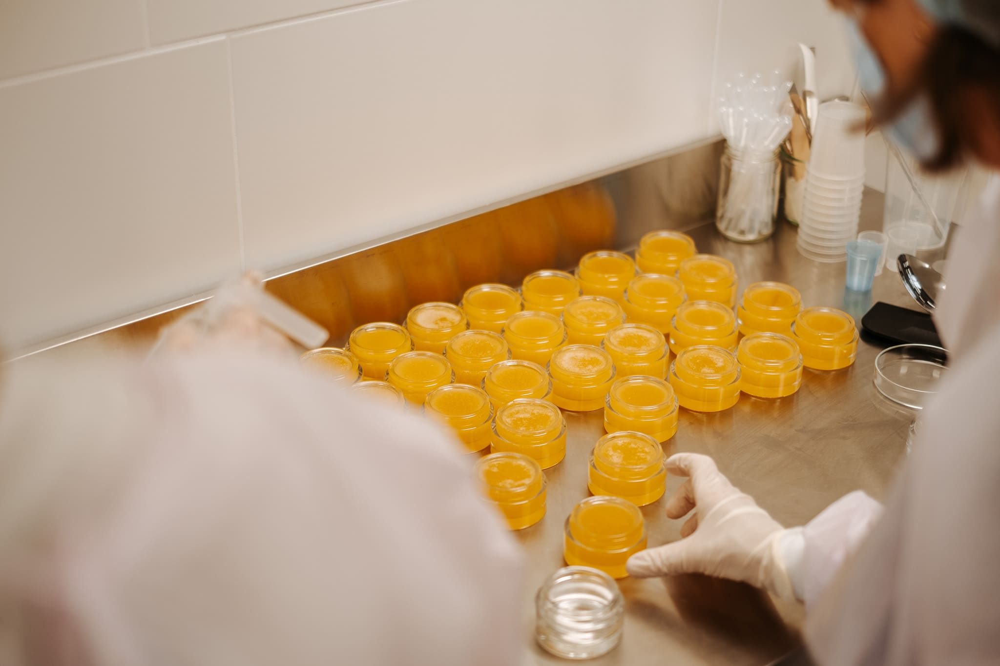Eigene Manufaktur des Jasmin Balsams für trockene Haut von Botanik Atelier im Odenwald
